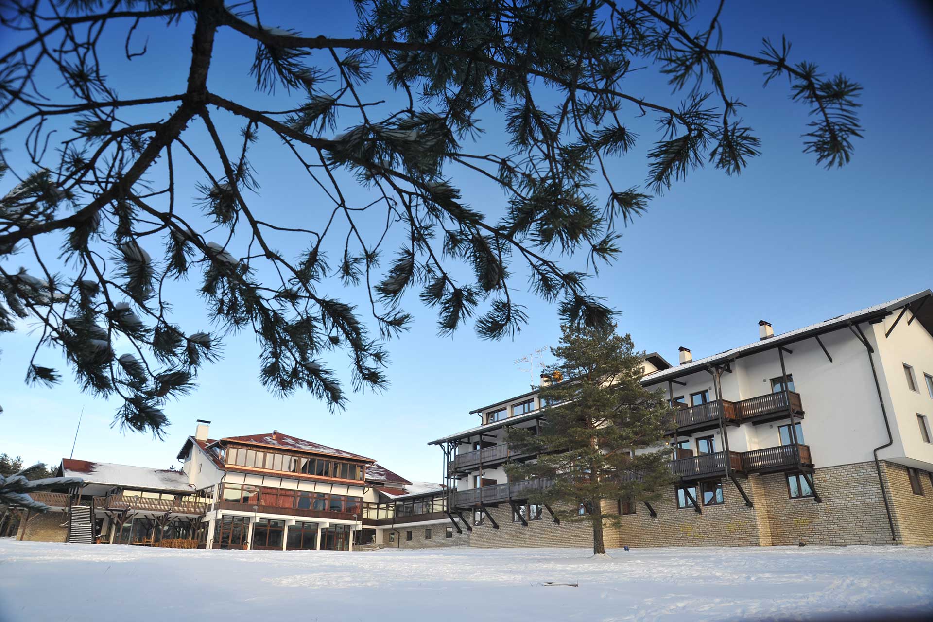 Hotel Divčibare — spoljašnjost objekta zimi